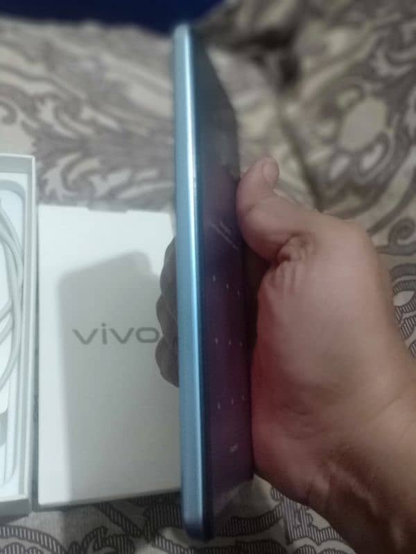 Vivo y33s 8+128 with Dabba charger & hand free 10/9 condition urgent 7