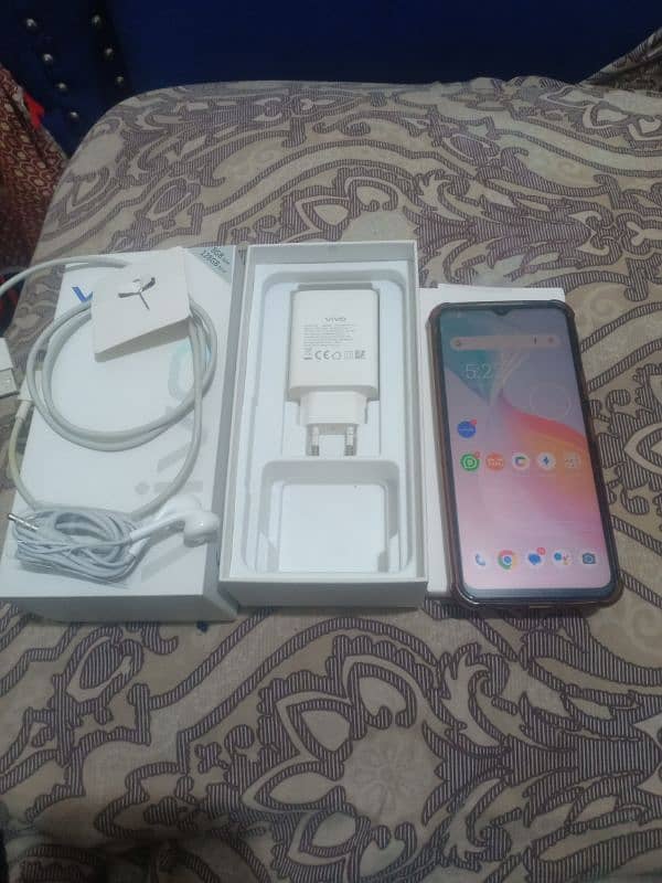 Vivo y33s 8+128 with Dabba charger & hand free 10/9 condition urgent 8