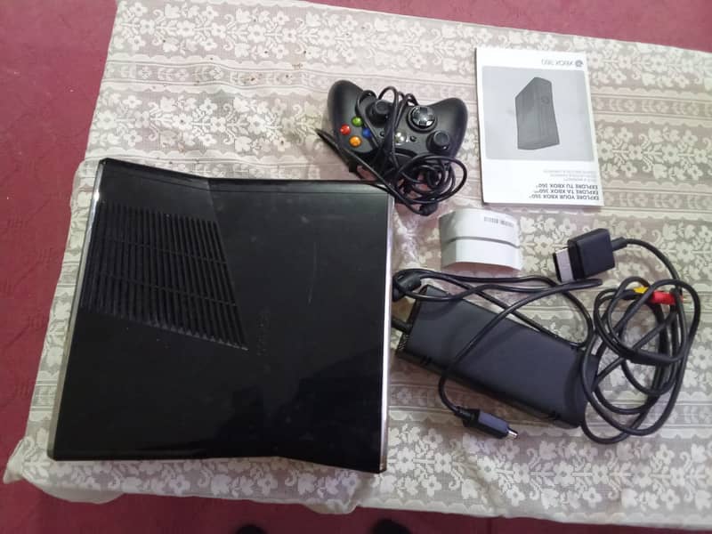 Xbox 360 Black slim almost new never used 4