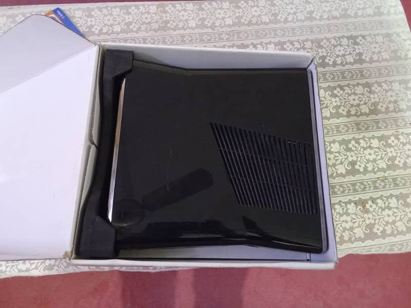 Xbox 360 Black slim almost new never used 5