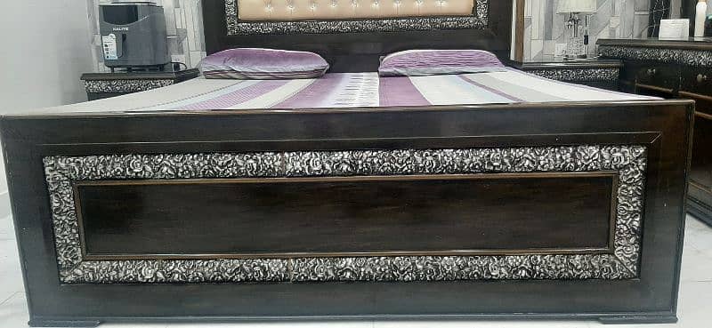 bed set with dressing and side tables 0