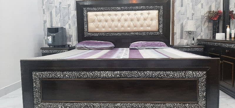 bed set with dressing and side tables 3