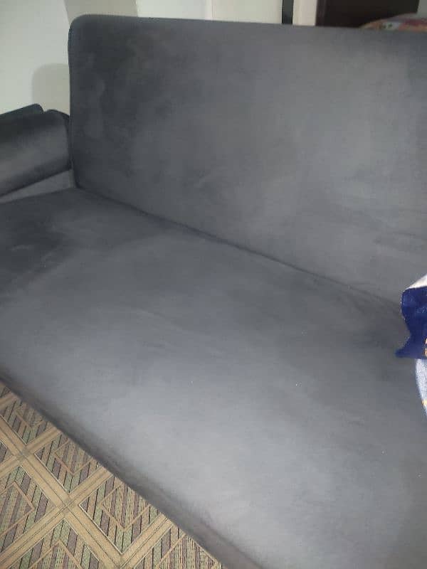 0302/1554169sofa or khul k bed bn jta hy 15000 new hy 2mnth use how hy 0