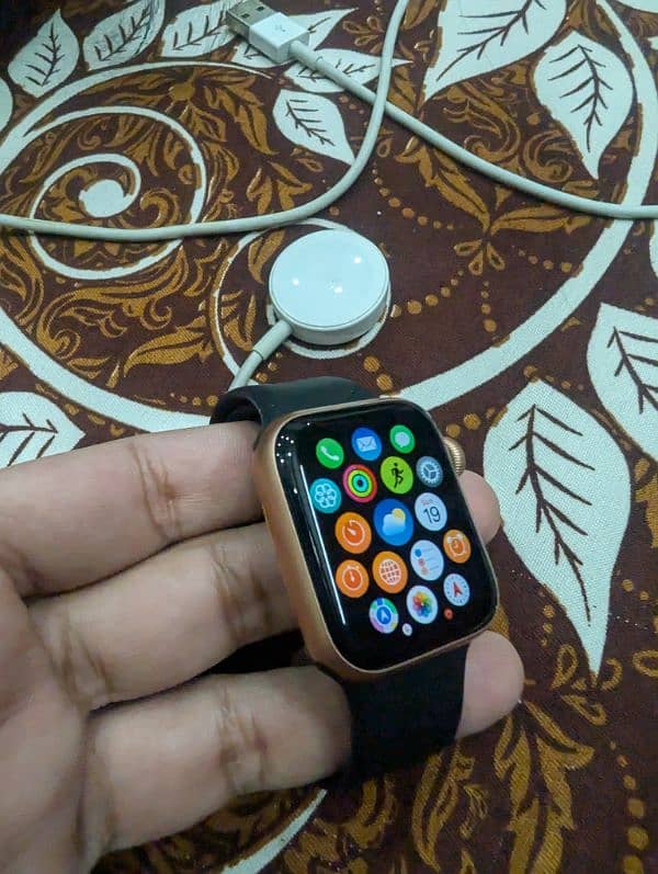 Apple Watch Series 5 GPS + Cellular 40mm 3