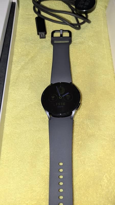 Samsung Watch 6 - 40mm - NEW 4