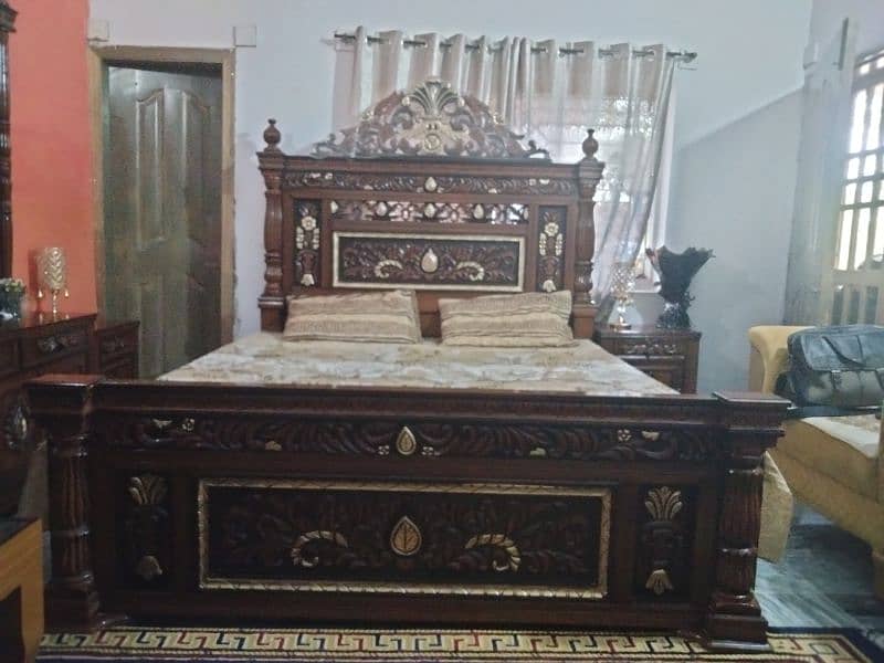 bedwith side tbles,dressing,sofa 5setz,tbles 3