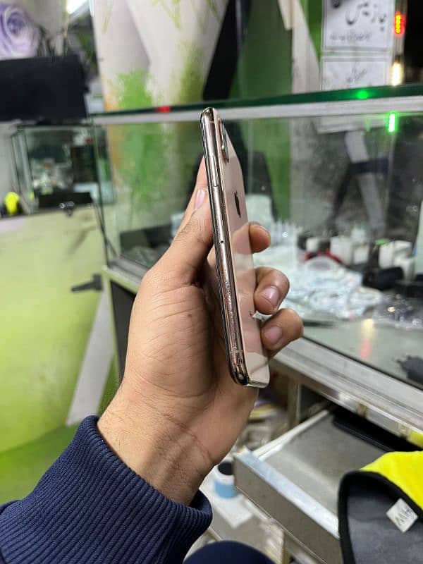 I PHONE XS 64 GB  FACTORY UNLOCK 1