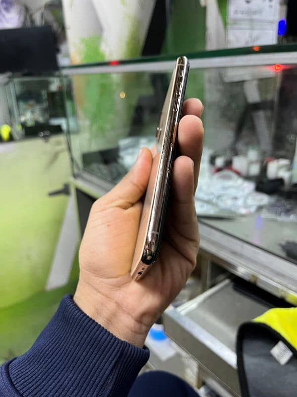 I PHONE XS 64 GB  FACTORY UNLOCK 3