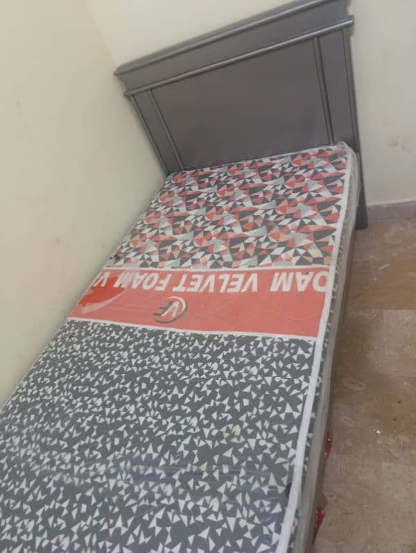 single bed with brand new mattress 0