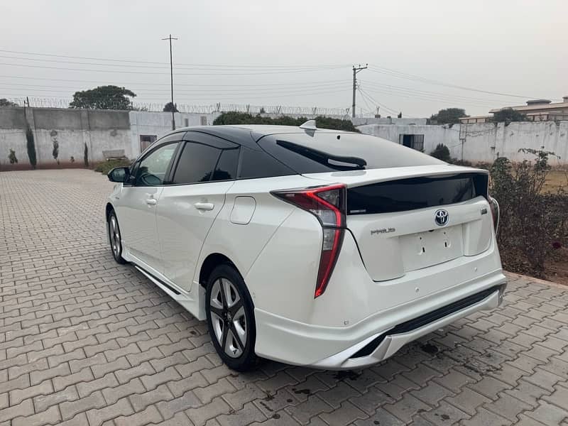 Toyota Prius 2017 3