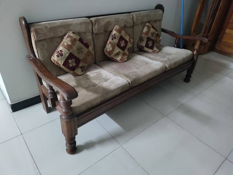 wodden sofa  in very good condition 1