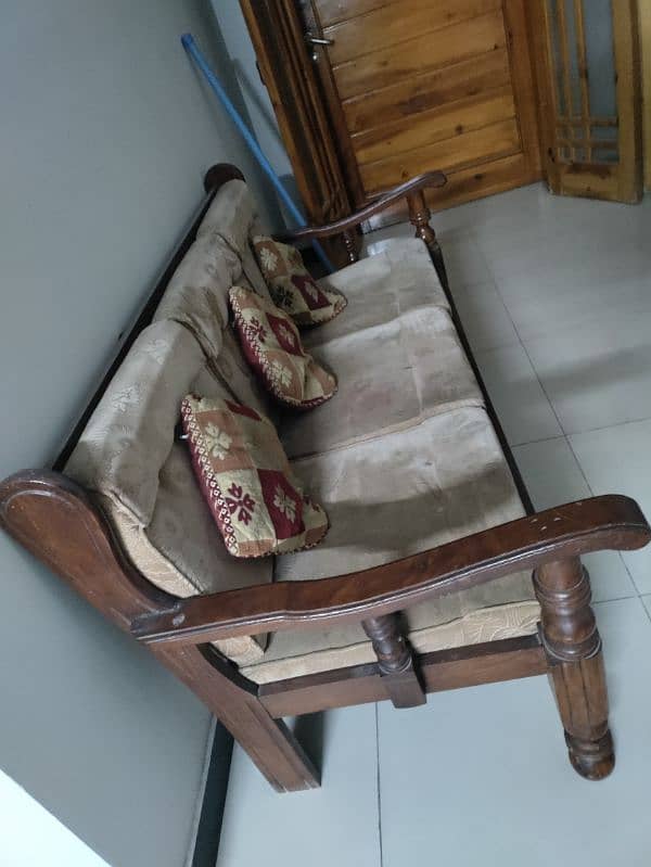 wodden sofa  in very good condition 4