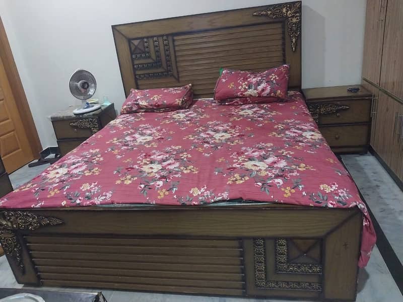 king size bed , side tables & mirror cabinet 3