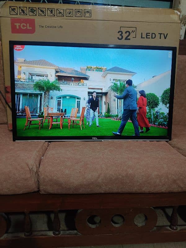 LED TV TCL 32" Andried 3