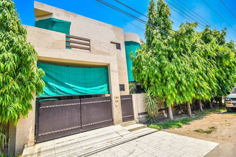 Very Well Maintained 10 Marla House DHA Phase 4 16