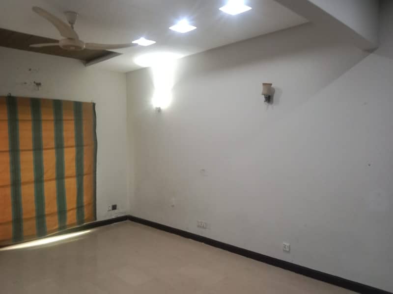 10 Marla Well Maintained House DHA Phase 5 12