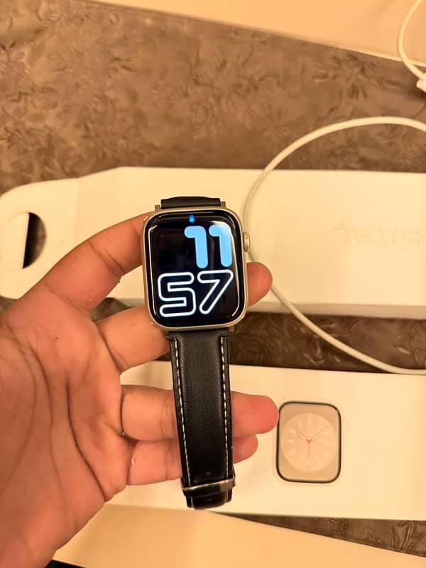 Apple Watch Series 8 45mm GPS Starlight Colours 0