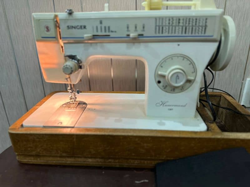 SINGER SEWING MACHINE 1301 model 1