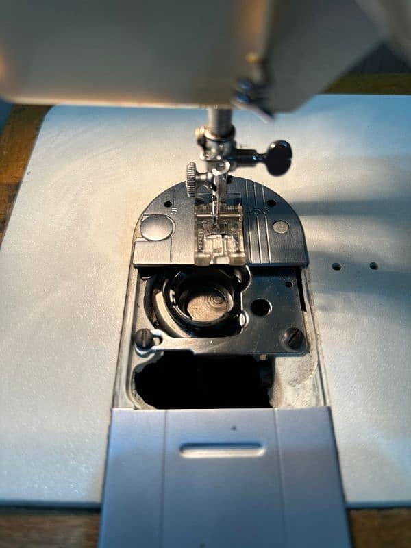 SINGER SEWING MACHINE 1301 model 4