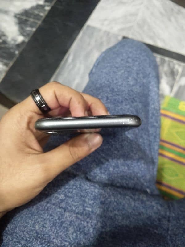 Iphone 11 64 GB NON PTA 5