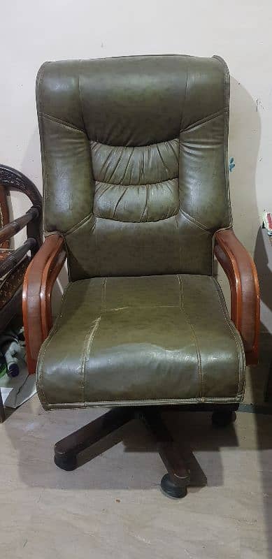 Executive Boss Revolving Chair 3