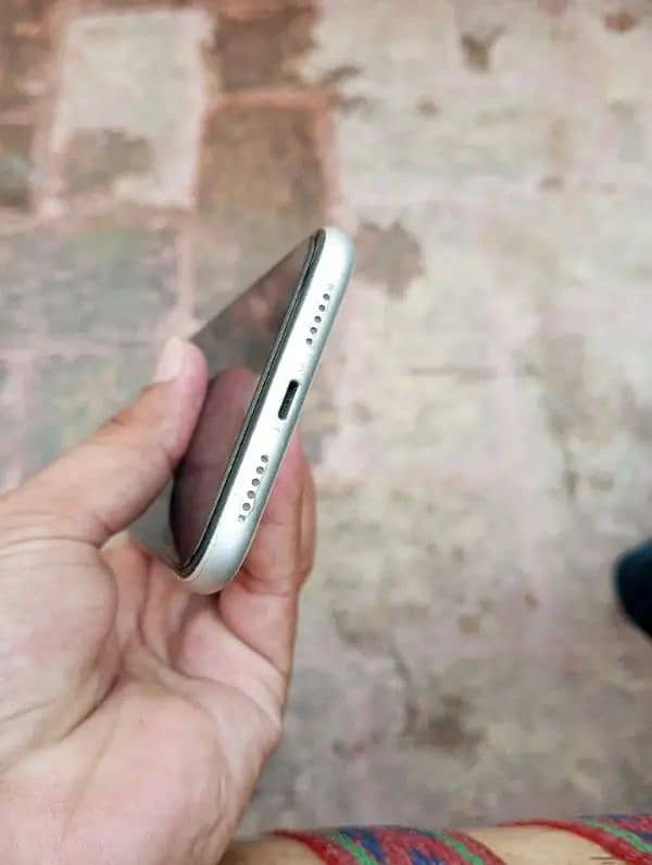 IPhone 11 . waterproof, white color 4