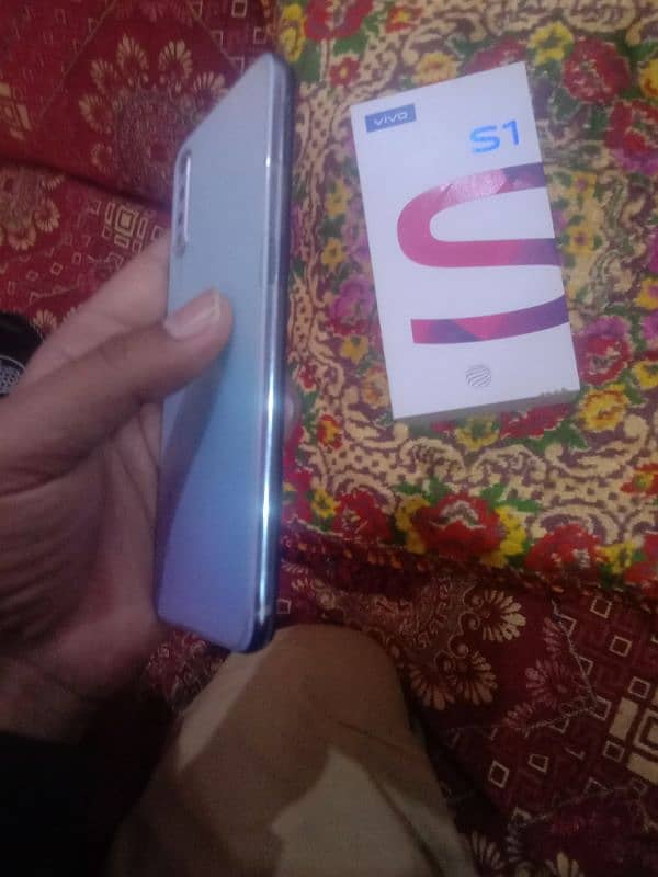 Vivo s1 4 128  pannal black ho gya ha not open nor repair 4