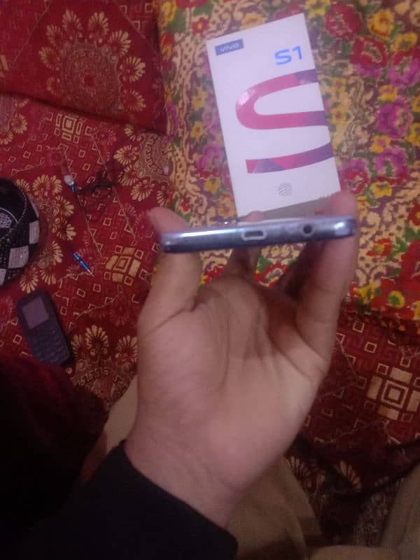 Vivo s1 4 128  pannal black ho gya ha not open nor repair 5