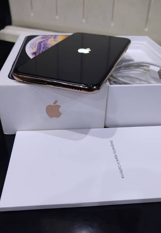 I phone xs max what's app 03230915322 3