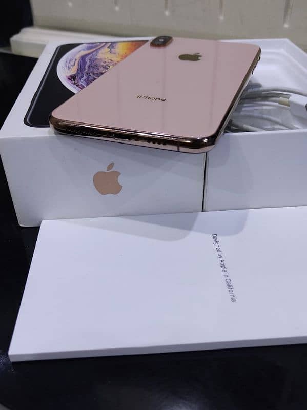 I phone xs max what's app 03230915322 4