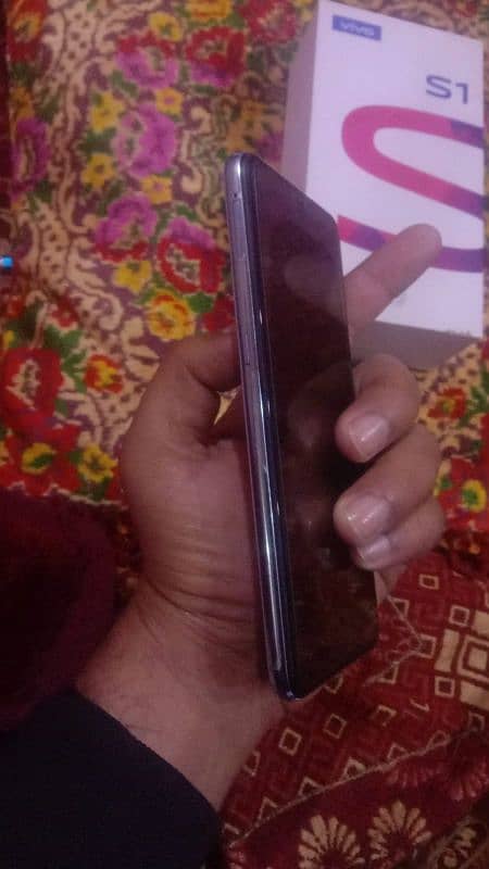 vivo s1 4 128 me pannal black ho gya ha aadha 3