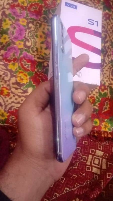 vivo s1 4 128 me pannal black ho gya ha aadha 4