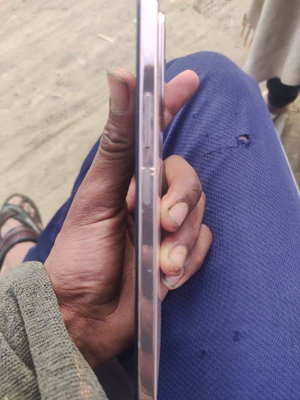 vivo y28   8/128  belkul  saaf mobile para hy agr kisi ko chye to 2