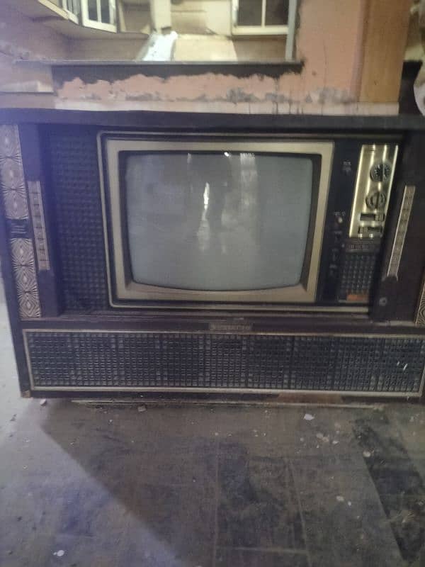 VINTAGE HITACHI TV (WORKING) 0