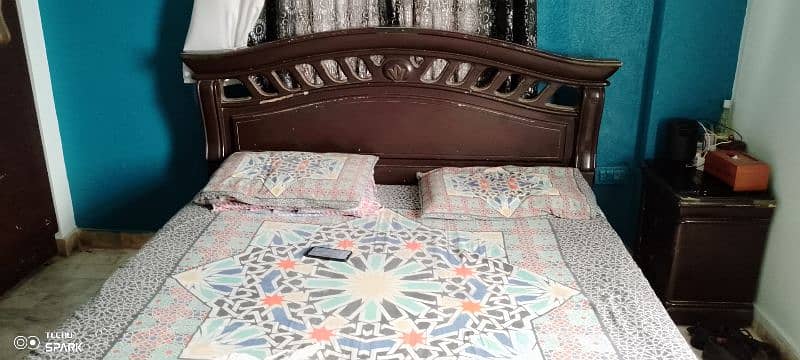 Bed Dressing side table with Metress 0