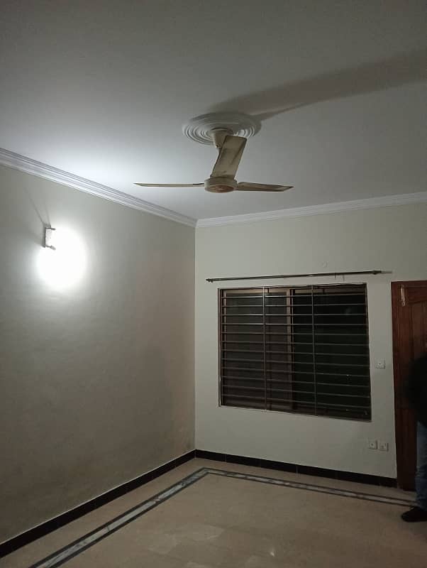 10marla 6beds DD TV lounge kitchen attached baths neat clean house for rent in G 13 3 islamabad 2