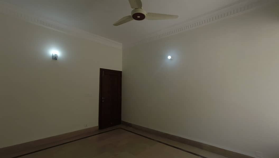 Gulberg Prime Location 1 Kanal House For Rent 32