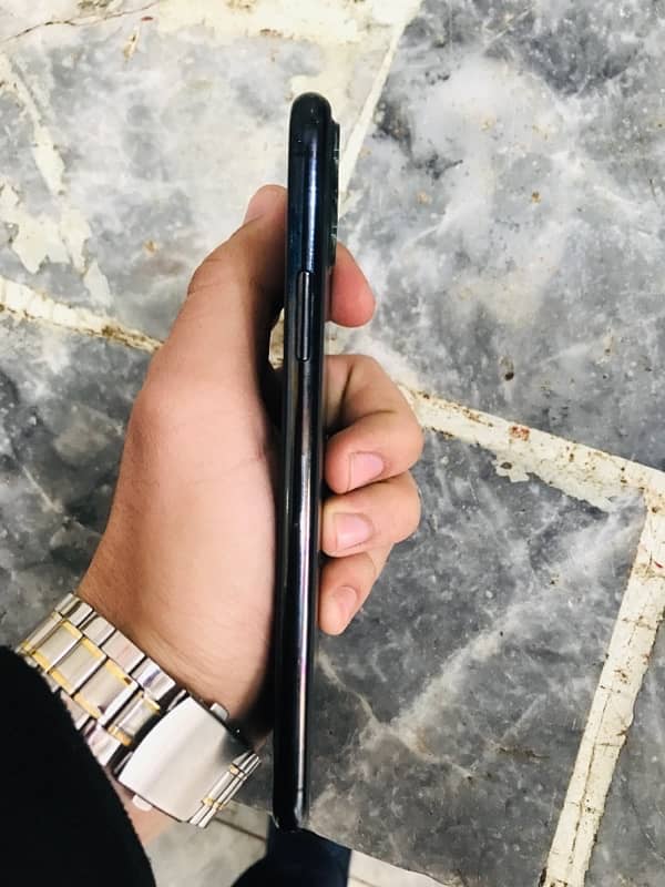 I phone 11 pro max 256 Gb Non Pta water Pick 2