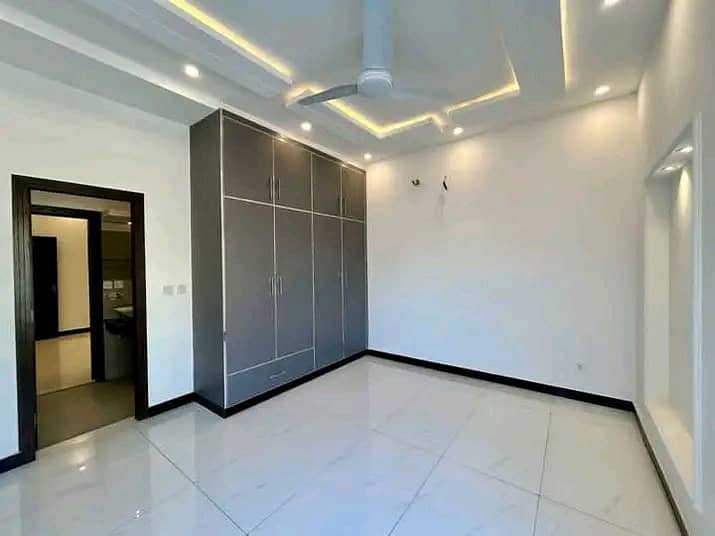 BEAUTIFUL UPPER PORTION FOR RENT WITH GAS AVAILABLE 3