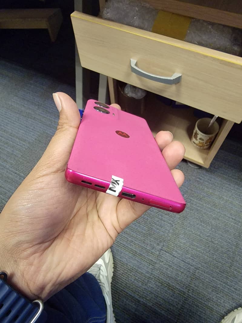 Motorola Edge 50 Fusion (Pink) 5