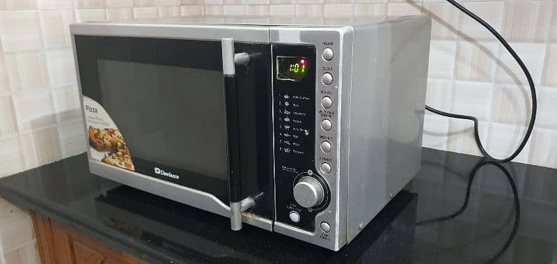 microwave oven Dawlance same like new 10/9.5 condition 1