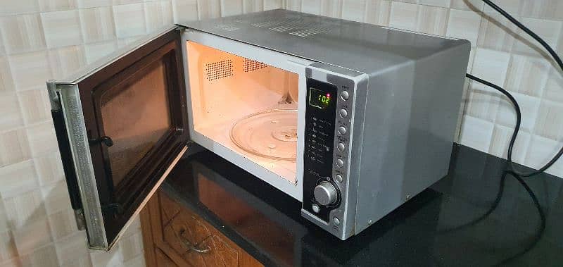 microwave oven Dawlance same like new 10/9.5 condition 2