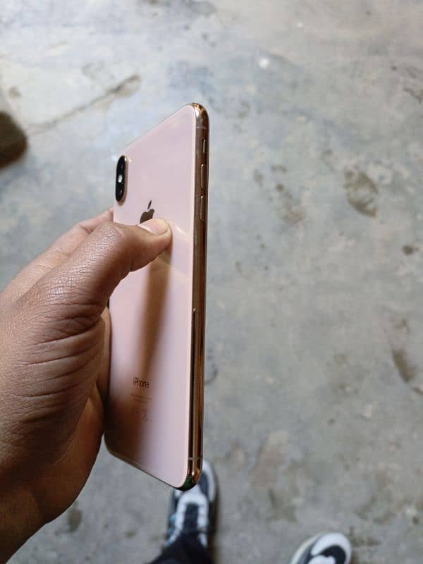 I phone XS Max Golden Colour Good Condition 3