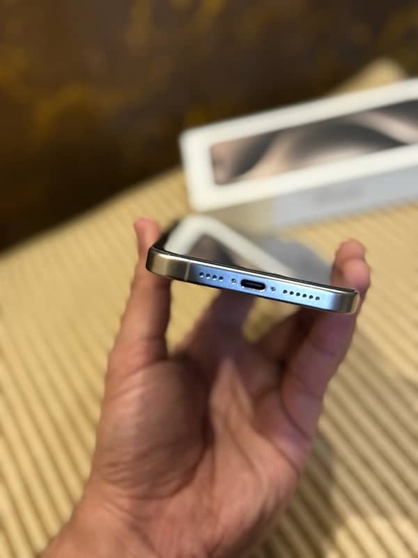 iphone 15 Pro Max Natural Titanium 256GB 3