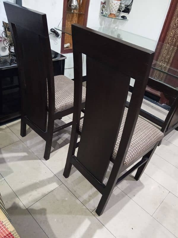 dining table in a very good condition 1