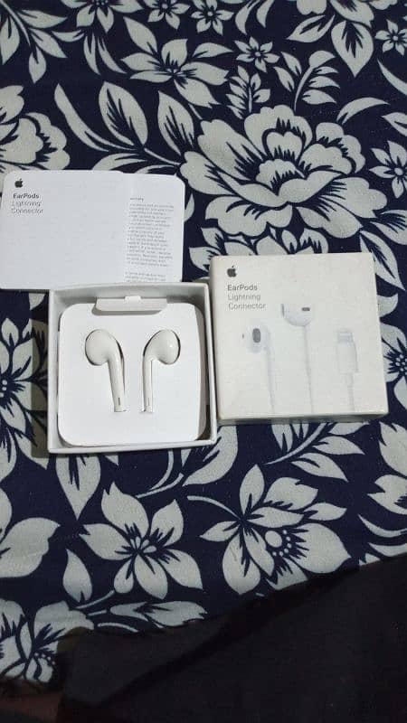 original Apple Earpods Lightening Cable 1