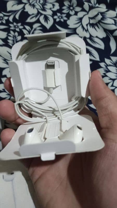 original Apple Earpods Lightening Cable 2