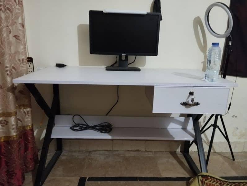 computer table like new 0