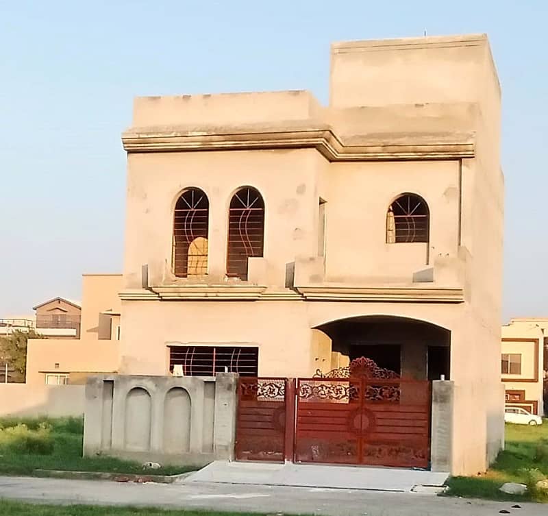 5 MARLA FACING PARK GREY STRUCTURE MOST BEAUTIFUL PRIME LOCATION FOR SALE IN NEW LAHORE CITY PH 2 A BLOCK. 0