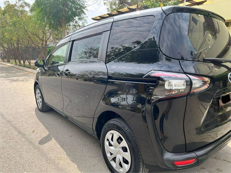 Toyota Sienta 2015 1